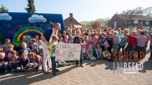 Cheque van € 1.500 voor Kinderwensmobiel bij Ludgersschool