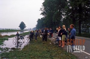 Ruurloseweg: Toeschouwers bij de doorbraak van de Slinge