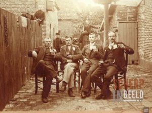 Familiefoto: Gebroeders Pieterssen: 2e van rechts is Nico Pieterssen.
