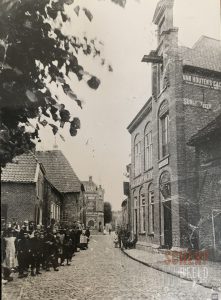 Notenboomstraat: Achter op deze foto staat geschreven “Gezicht op de Markt”.