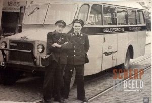 Bernard Vreman in GTW uniform met collega (waarschijnlijk in Lichtenvoorde)