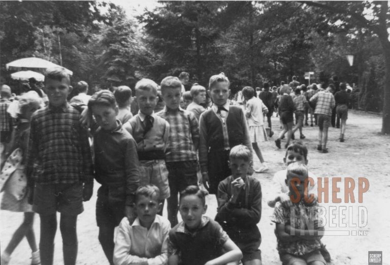 Klassenfoto Canisiusschool: 1958, schoolreisje. Bron; Stadsmuseum Groenlo.