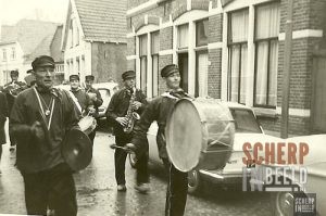 De Knolle: links: Gait van Grolle (Gerrit Roerdink); grote trom: Hennie Reijerink.