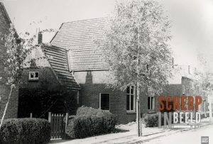 Rooi-je Dorp/Oranje Dorp: Oranjestraat.De uiterst rechtse woningen op de foto