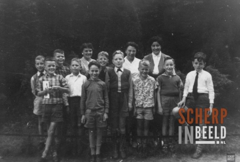 Klassenfoto Canisiusschool: Schoolreisje naar de Efteling.1958. Bron: Stadsmuseum Groenlo.