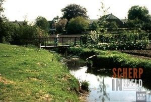 Bruggen in Groenlo: Laantje van Lasonder. Het oude ijzeren bruggetje in het Laantje