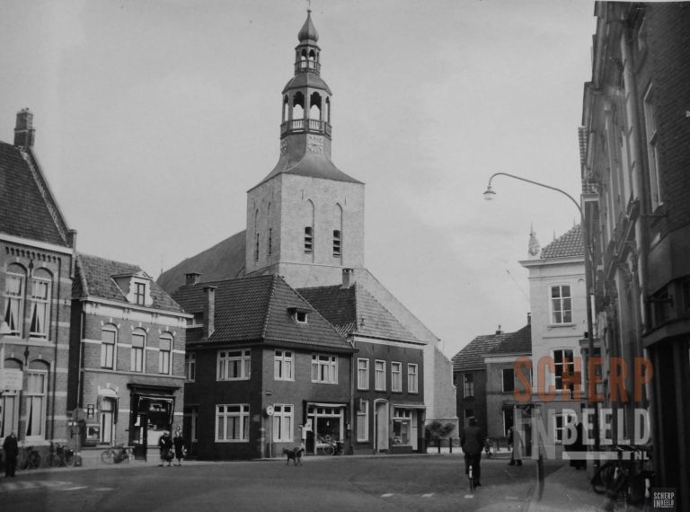 Markt met toren Oude Calixtuskerk