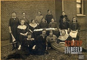 Vermoedelijke naailes met diverse personen