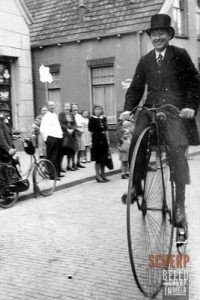 Notenboomstraat Jan Luiken op de fiets