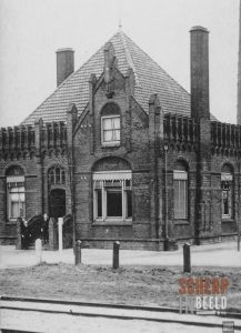 Steenfabriek: Kantoor van de steenfabriek.