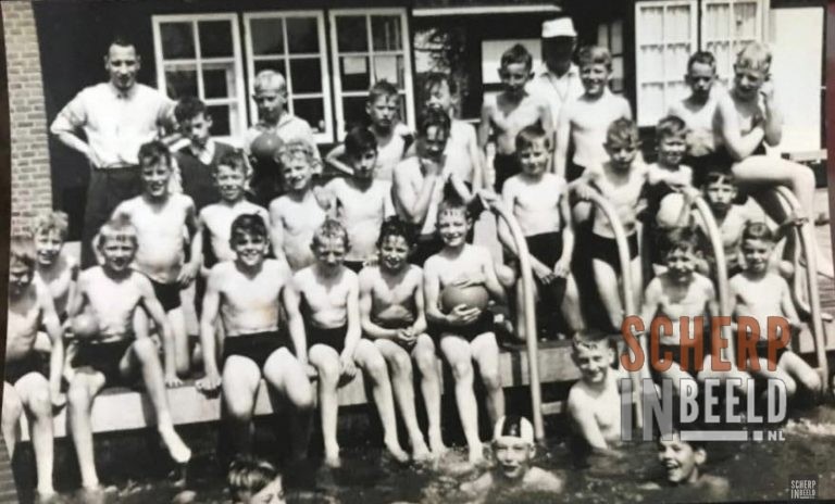 Klassenfoto’s Aloysiusschool: 5e Klas 1958 met meester Rouw bij zwembad de Bempte.