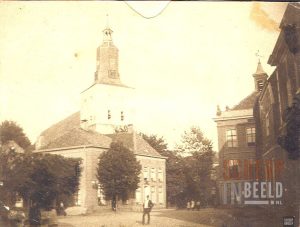 Markt: Markt met N.H kerk en rechts het stadhuis. Bron: Stadsmuseum Groenlo.