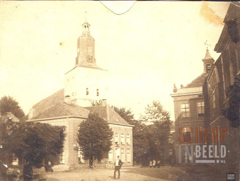 Markt: Markt met N.H kerk en rechts het stadhuis. Bron: Stadsmuseum Groenlo.