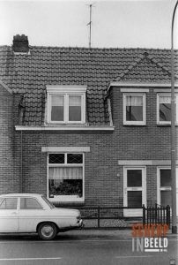Ruurloseweg: Deze drie woningen staan rechts van de Wilhelminastraat.