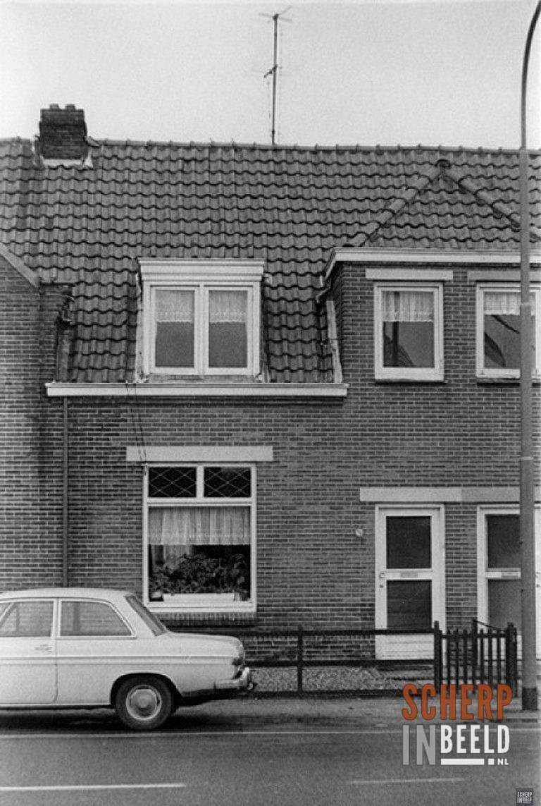 Ruurloseweg: Deze drie woningen staan rechts van de Wilhelminastraat.