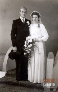 Diverse personen: Trouwfoto Joop Theissen enTruus Wientjes.