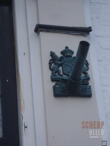 Zoekplaatjes uit Groenlo : Vlaggenmast aan de gevel van Ganzenmarkt nr 6.