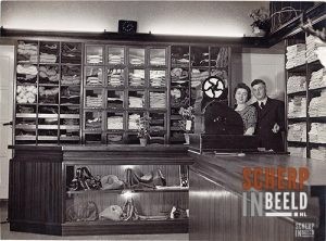 Joodse winkeliers: Foto van augustus 1949.