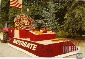 Bloemencorso: Corsowagen van NKV afd. Groenlo met Thema: Watergate.