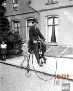 Notenboomstraat met Jan Luiken op de fiets