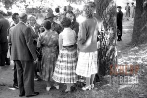 Kermis: Foto jaren 60. Houtwal. In afwachting van het vogelschieten.