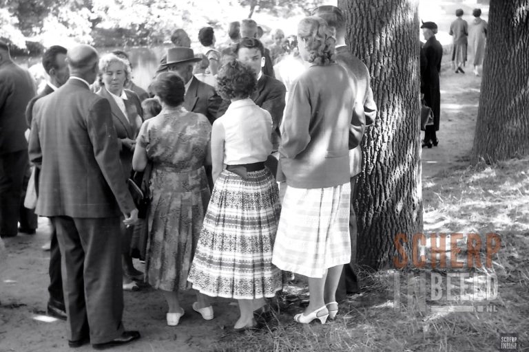 Kermis: Foto jaren 60. Houtwal. In afwachting van het vogelschieten.