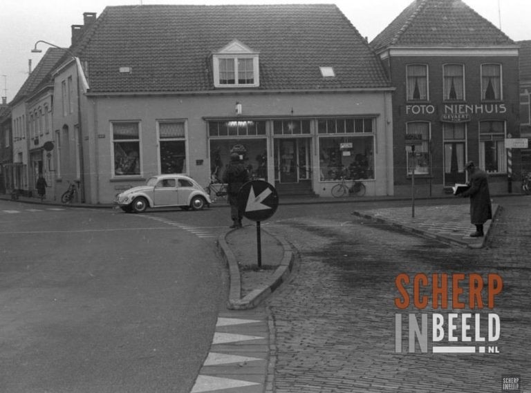 Markt: Militair op de markt, op de rug gezien.