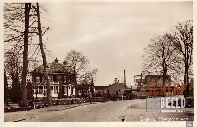 Eibergseweg: Links Huize Adriana met daarachter de Grolsch bierbrouwerij in 1941.