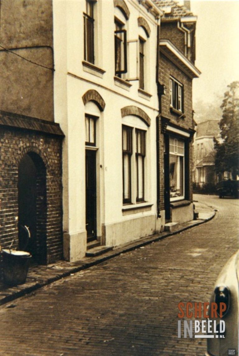 Notenboomstraat: Pand links met stoepje Jan Luiken,oudere broer van Harry Luiken.