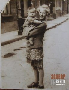 Meisje met baby op straat