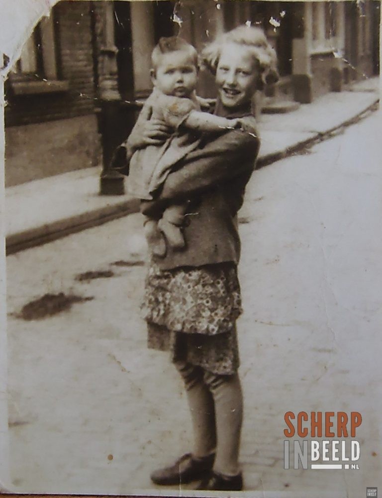 Meisje met baby op straat