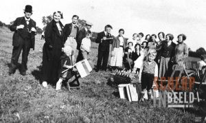 /uploads/fotos/Kinderfeest jaren 30 klein-20220913010352