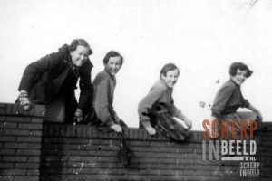 Wilhelminabank met Grolse dames.