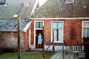 Tramstraat : Achterkant woning in de deuropening staat Dina den Olden.