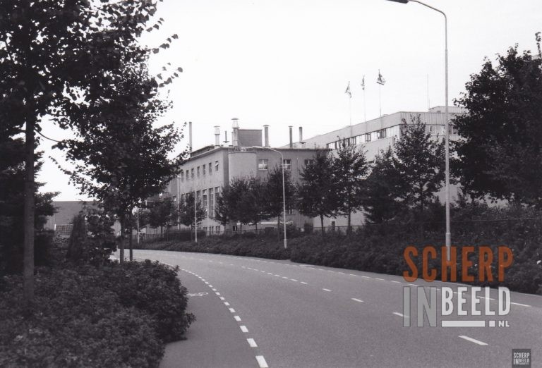 Eibergseweg: Rechts de Grolsch Bierbrouwerij.