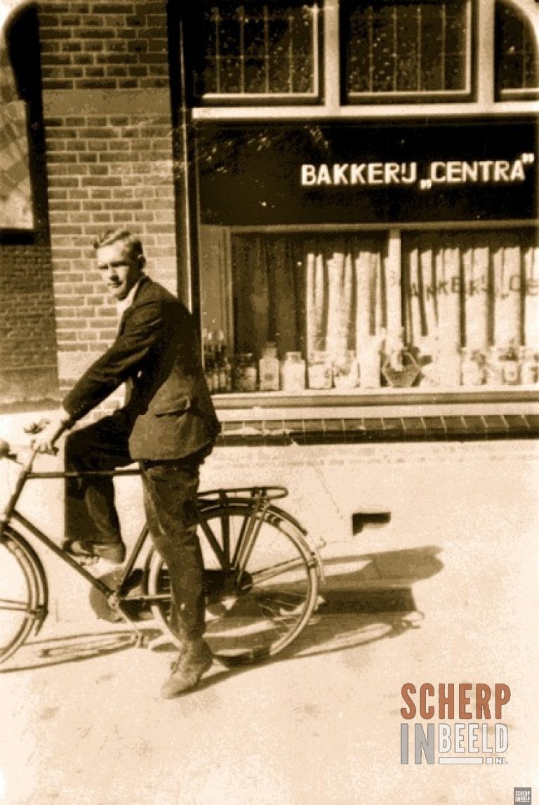 Bakkerij Centra: Notenboomstraat.Voor bakkerij Centra van Milius de heer G.H.Emaus
