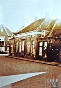 Ganzenmarkt: Achteraan rechts de Nieuwstad, met op de hoek de winkel van,