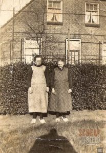 Diverse personen: Oma te Brake (r) voor erve Panneman (Essink)