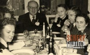 Feestelijk diner met diverse personen