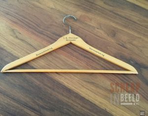 Memorabillia uit Groenlo: Kleerhanger J.K. Dankbaar.