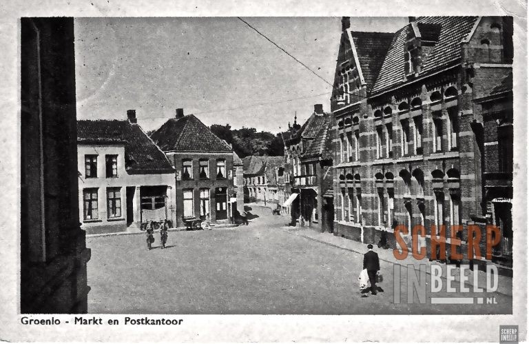 Markt: Rechts het voormalige Postkantoor,daarnaast naar achteren het huis van