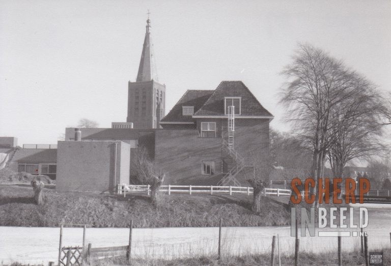 Verpleeghuis Molenberg: Zustersflat, gezien vanuit de gracht )Deken Hooijmansingel.