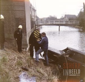 Grachtgezicht: Auto in de gracht