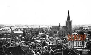 Luchtfoto: Gezicht op Groenlo, gezien vanaf de toten van de Hervormde kerk,