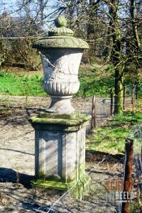 Basten Asbeck: Verdwenen tuinvaas in de tuin van Basten Asbeck.