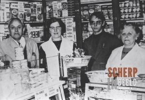 Borculoseweg: In de kruidenierswinkel aan de Borculoseweg staan v.l.n.r.