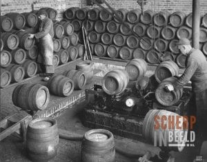 Bierbrouwerij Grolsch: Vatenpikkerij. Bron: Stadsmuseum Groenlo.
