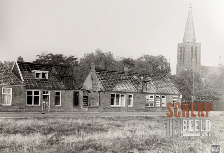 Afbraak woningen Tramstraat bij Calixtuskerk