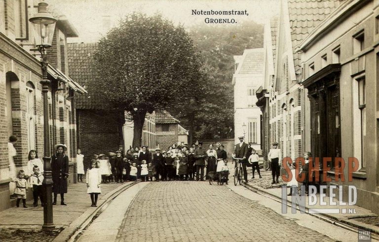 Notenboomstraat: Een prachtige foto uit lang vervlogen tijden.