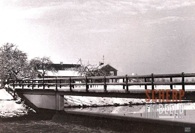 Bruggen in Groenlo: Oude brug over de Slinge. In de volksmond genaamd De Kapotte brug.